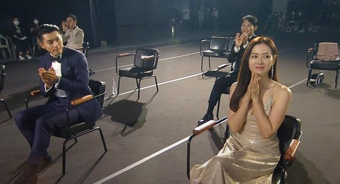 Ký sinh trùng và Khi hoa trà nở thắng đậm giải phim Baeksang Hàn Quốc - Ảnh 1. Ký sinh trùng và Khi hoa trà nở thắng đậm giải phim Baeksang Hàn Quốc - Ảnh 1.