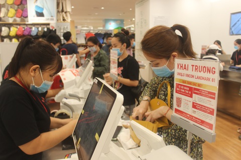 Vừa khai trương, cửa hàng Uniqlo Vincom Landmark 81 đã thu hút lượng lớn khách - Ảnh 3. Vừa khai trương, cửa hàng Uniqlo Vincom Landmark 81 đã thu hút lượng lớn khách - Ảnh 3.