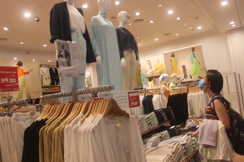 Vừa khai trương, cửa hàng Uniqlo Vincom Landmark 81 đã thu hút lượng lớn khách - Ảnh 5. Vừa khai trương, cửa hàng Uniqlo Vincom Landmark 81 đã thu hút lượng lớn khách - Ảnh 5.