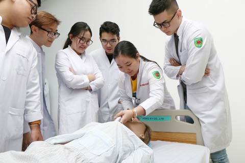 Điều dưỡng, Kỹ thuật xét nghiệm y học Đại học Tân Tạo: Học Việt Nam, chuẩn Hoa Kỳ - Ảnh 1.