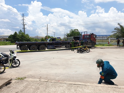 Xe biển đỏ chở dân quân tông nhau với xe đầu kéo, 1 người chết, 6 người bị thương - Ảnh 3. Xe biển đỏ chở dân quân tông nhau với xe đầu kéo, 1 người chết, 6 người bị thương - Ảnh 3.