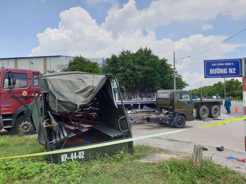 Xe biển đỏ chở dân quân tông nhau với xe đầu kéo, 1 người chết, 6 người bị thương - Ảnh 1. Xe biển đỏ chở dân quân tông nhau với xe đầu kéo, 1 người chết, 6 người bị thương - Ảnh 1.