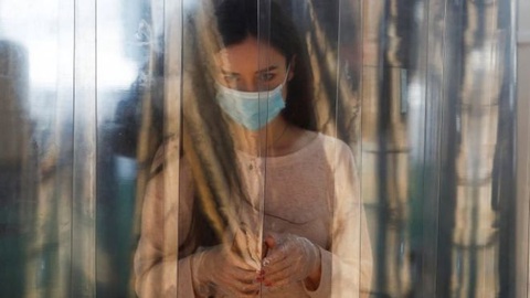 WHO lần đầu khuyên người khỏe mạnh nên đeo khẩu trang - Ảnh 1. WHO lần đầu khuyên người khỏe mạnh nên đeo khẩu trang - Ảnh 1.