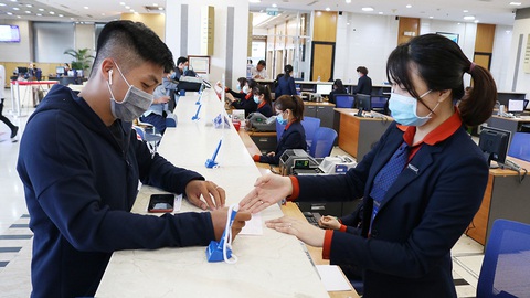 Không tiền mặt với dịch vụ công - Ảnh 1. Không tiền mặt với dịch vụ công - Ảnh 1.