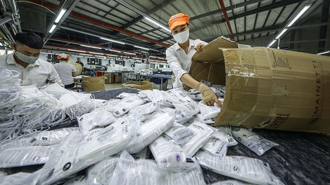 Khẩu trang Việt giúp thế giới an toàn hơn - Ảnh 3. Khẩu trang Việt giúp thế giới an toàn hơn - Ảnh 3.