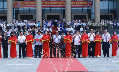 Thủ tướng động viên đoàn xe xuất hành tiêu thụ vải thiều Bắc Giang - Ảnh 1. Thủ tướng động viên đoàn xe xuất hành tiêu thụ vải thiều Bắc Giang - Ảnh 1.