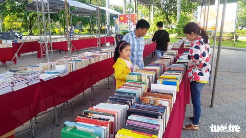 Vụ sách lậu bán công khai tại hội chợ sách: xử phạt 14 triệu đồng - Ảnh 2. Vụ sách lậu bán công khai tại hội chợ sách: xử phạt 14 triệu đồng - Ảnh 2.