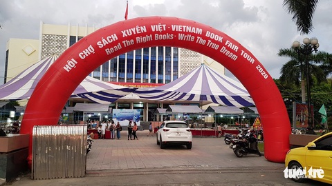 Vụ sách lậu bán công khai tại hội chợ sách: xử phạt 14 triệu đồng - Ảnh 1. Vụ sách lậu bán công khai tại hội chợ sách: xử phạt 14 triệu đồng - Ảnh 1.