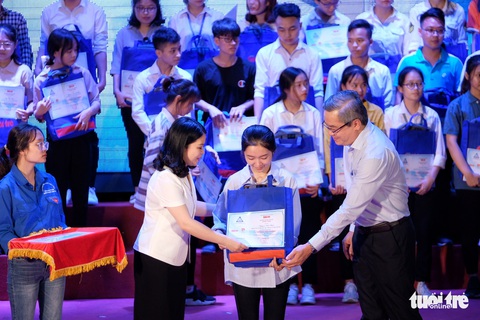 Không để học sinh, sinh viên đơn độc trong hành trình đến trường - Ảnh 4. Không để học sinh, sinh viên đơn độc trong hành trình đến trường - Ảnh 4.