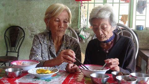 Mẹ con dìu nhau đến cuối cuộc đời - Ảnh 3. Mẹ con dìu nhau đến cuối cuộc đời - Ảnh 3.