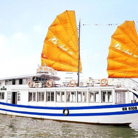 Hạ Long đình chỉ 3 tháng tàu du lịch ăn bớt thời gian của khách - Ảnh 1. Hạ Long đình chỉ 3 tháng tàu du lịch ăn bớt thời gian của khách - Ảnh 1.