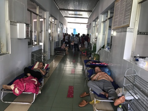 Hơn 120 người nhập viện nghi bị ngộ độc sau khi ăn cưới - Ảnh 1. Hơn 120 người nhập viện nghi bị ngộ độc sau khi ăn cưới - Ảnh 1.