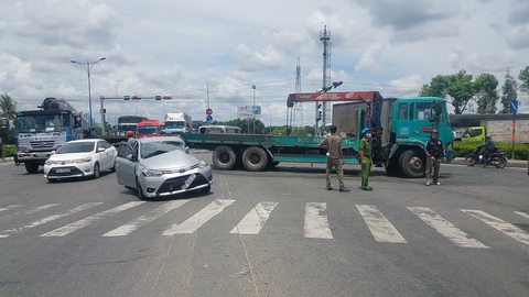 Tai nạn liên hoàn 7 xe ở quận Bình Tân, nhiều người bị thương - Ảnh 2. Tai nạn liên hoàn 7 xe ở quận Bình Tân, nhiều người bị thương - Ảnh 2.