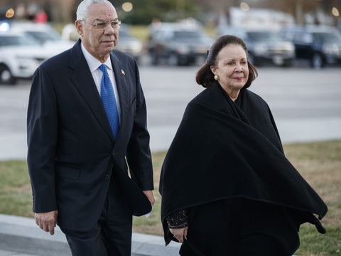 Cựu ngoại trưởng Colin Powell tuyên bố ủng hộ ông Biden, ông Trump phản pháo - Ảnh 1. Cựu ngoại trưởng Colin Powell tuyên bố ủng hộ ông Biden, ông Trump phản pháo - Ảnh 1.