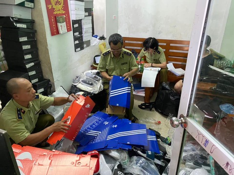 Hơn 5.000 sản phẩm giả thương hiệu Adidas, Nike... bị tạm giữ - Ảnh 1. Hơn 5.000 sản phẩm giả thương hiệu Adidas, Nike... bị tạm giữ - Ảnh 1.