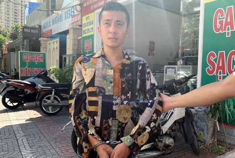 Tóm được bộ đôi bẻ hàng chục cặp kính chiếu hậu trong đêm ở Vũng Tàu - Ảnh 2. Tóm được bộ đôi bẻ hàng chục cặp kính chiếu hậu trong đêm ở Vũng Tàu - Ảnh 2.