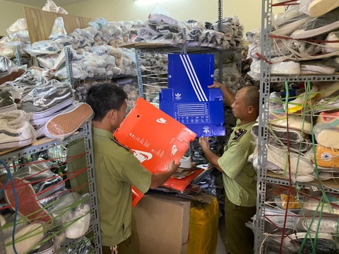 Hơn 5.000 sản phẩm giả thương hiệu Adidas, Nike... bị tạm giữ - Ảnh 2. Hơn 5.000 sản phẩm giả thương hiệu Adidas, Nike... bị tạm giữ - Ảnh 2.