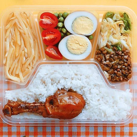 Có nên cho hộp nhựa gắn nhãn an toàn vào lò vi sóng? - Ảnh 1. Có nên cho hộp nhựa gắn nhãn an toàn vào lò vi sóng? - Ảnh 1.