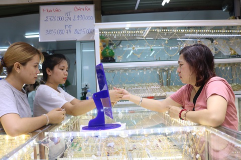 Giá vàng trong nước cao hơn thế giới trên 1 triệu đồng/lượng - Ảnh 1. Giá vàng trong nước cao hơn thế giới trên 1 triệu đồng/lượng - Ảnh 1.