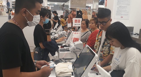 Đua nhau thanh toán không tiền mặt để hưởng ưu đãi - Ảnh 1. Đua nhau thanh toán không tiền mặt để hưởng ưu đãi - Ảnh 1.
