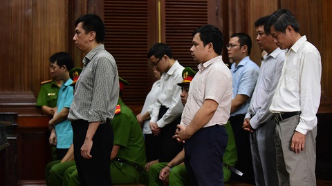 Khởi tố nguyên phó cục trưởng Cục Quản lý dược, cấm đi khỏi nơi cư trú - Ảnh 1. Khởi tố nguyên phó cục trưởng Cục Quản lý dược, cấm đi khỏi nơi cư trú - Ảnh 1.