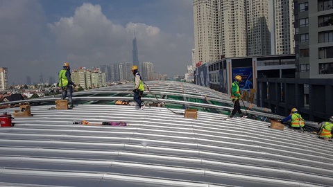 Cuối tháng sẽ lợp xong 10 mái nhà ga tuyến metro số 1 Bến Thành - Suối Tiên - Ảnh 1. Cuối tháng sẽ lợp xong 10 mái nhà ga tuyến metro số 1 Bến Thành - Suối Tiên - Ảnh 1.