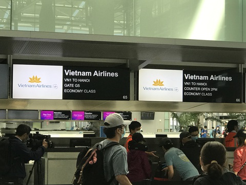 Đưa hơn 340 công dân Việt từ Mỹ về nước - Ảnh 1. Đưa hơn 340 công dân Việt từ Mỹ về nước - Ảnh 1.