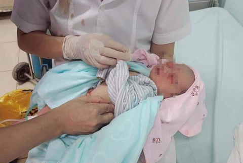 Cứu bé sơ sinh 2-3 ngày tuổi bị bỏ rơi dưới hố ga giữa trời Hà Nội nắng như đổ lửa - Ảnh 1. Cứu bé sơ sinh 2-3 ngày tuổi bị bỏ rơi dưới hố ga giữa trời Hà Nội nắng như đổ lửa - Ảnh 1.
