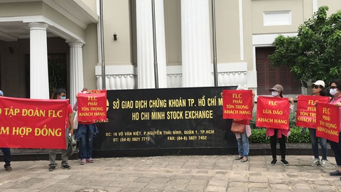FLC đại hội cổ đông, khách hàng treo băngrôn trước trụ sở Hà Nội và TP.HCM - Ảnh 2. FLC đại hội cổ đông, khách hàng treo băngrôn trước trụ sở Hà Nội và TP.HCM - Ảnh 2.