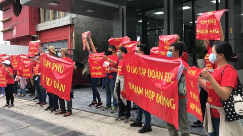 FLC đại hội cổ đông, khách hàng treo băngrôn trước trụ sở Hà Nội và TP.HCM - Ảnh 1. FLC đại hội cổ đông, khách hàng treo băngrôn trước trụ sở Hà Nội và TP.HCM - Ảnh 1.