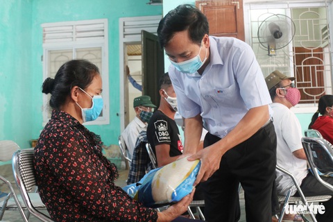 Hỏa tốc kiểm tra vụ gần 70 hộ ‘thoát nghèo’ sau khi nhận hỗ trợ COVID-19 - Ảnh 1. Hỏa tốc kiểm tra vụ gần 70 hộ ‘thoát nghèo’ sau khi nhận hỗ trợ COVID-19 - Ảnh 1.