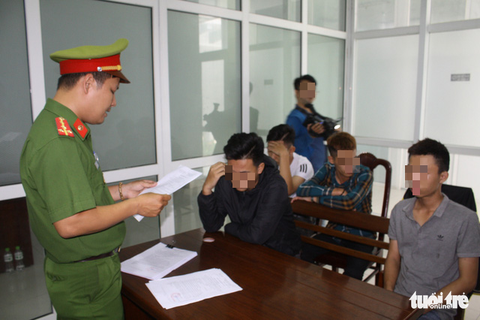 Khởi tố 2 người bốc đầu xe náo động cầu Rồng và đường phố Đà Nẵng - Ảnh 1. Khởi tố 2 người bốc đầu xe náo động cầu Rồng và đường phố Đà Nẵng - Ảnh 1.
