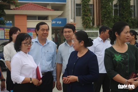 Vận động người dân không xả rác ra đường: không để đầu voi đuôi chuột - Ảnh 2. Vận động người dân không xả rác ra đường: không để đầu voi đuôi chuột - Ảnh 2.