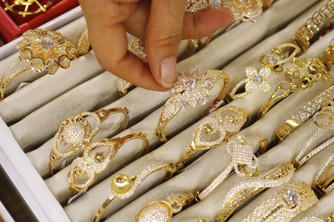 Giá vàng quay lại ngưỡng 1.700 USD/ounce, USD giảm mạnh - Ảnh 1. Giá vàng quay lại ngưỡng 1.700 USD/ounce, USD giảm mạnh - Ảnh 1.