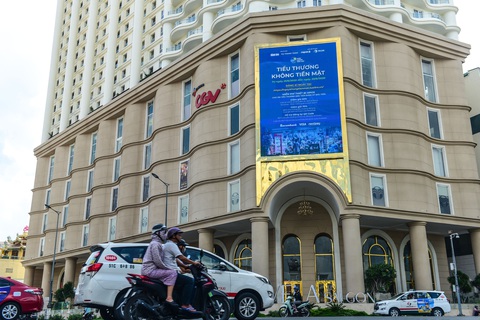 Sôi động Ngày không tiền mặt trên các billboard và băngrôn - Ảnh 2. Sôi động Ngày không tiền mặt trên các billboard và băngrôn - Ảnh 2.