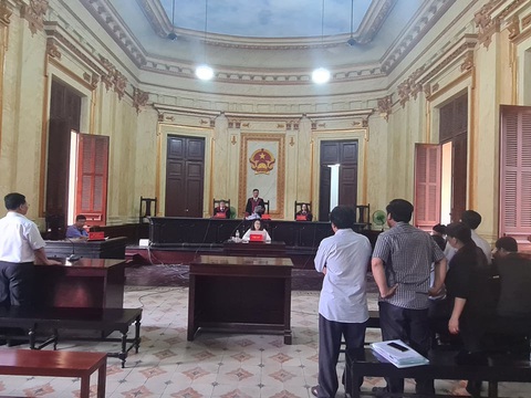 Phó chánh án TAND TP.HCM xử vụ đương sự suýt nhảy lầu tạm ngừng xét xử - Ảnh 1. Phó chánh án TAND TP.HCM xử vụ đương sự suýt nhảy lầu tạm ngừng xét xử - Ảnh 1.