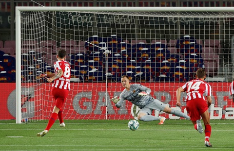VAR và trọng tài giúp Atletico Madrid cầm chân Barca tại Nou Camp - Ảnh 1. VAR và trọng tài giúp Atletico Madrid cầm chân Barca tại Nou Camp - Ảnh 1.