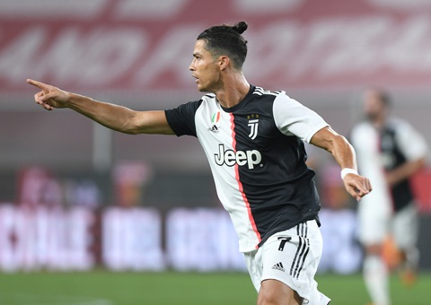 Ronaldo solo từ giữa sân và ghi bàn, Juventus thắng dễ Genoa - Ảnh 2. Ronaldo solo từ giữa sân và ghi bàn, Juventus thắng dễ Genoa - Ảnh 2.