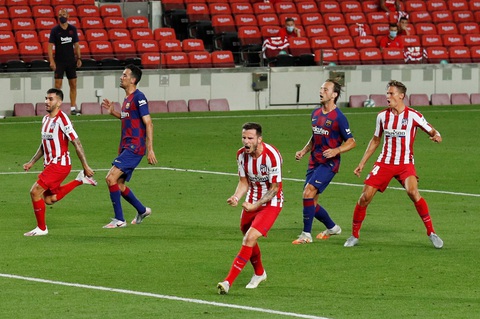 VAR và trọng tài giúp Atletico Madrid cầm chân Barca tại Nou Camp - Ảnh 3. VAR và trọng tài giúp Atletico Madrid cầm chân Barca tại Nou Camp - Ảnh 3.