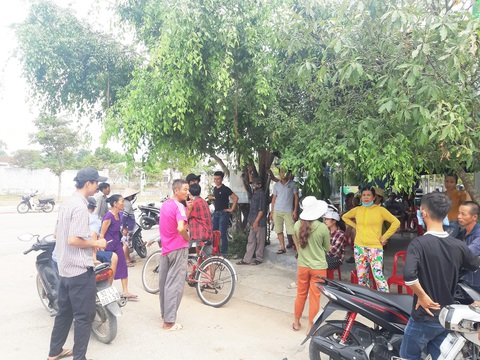 Nổ bình chứa hóa chất, nước chảy xuống cống gây mùi hôi khủng khiếp khiến dân bức xúc - Ảnh 1. Nổ bình chứa hóa chất, nước chảy xuống cống gây mùi hôi khủng khiếp khiến dân bức xúc - Ảnh 1.