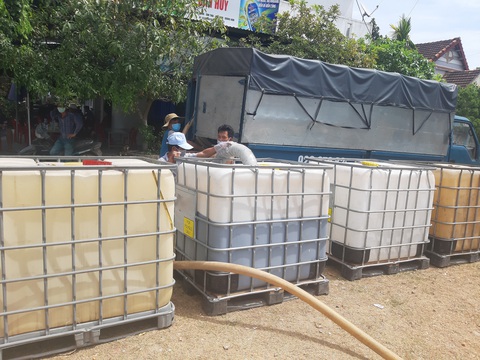 Nổ bình chứa hóa chất, nước chảy xuống cống gây mùi hôi khủng khiếp khiến dân bức xúc - Ảnh 4. Nổ bình chứa hóa chất, nước chảy xuống cống gây mùi hôi khủng khiếp khiến dân bức xúc - Ảnh 4.