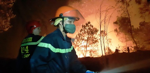 Sau Nghệ An, rừng ở Hà Tĩnh lại đang cháy ngùn ngụt trong đêm - Ảnh 4. Sau Nghệ An, rừng ở Hà Tĩnh lại đang cháy ngùn ngụt trong đêm - Ảnh 4.