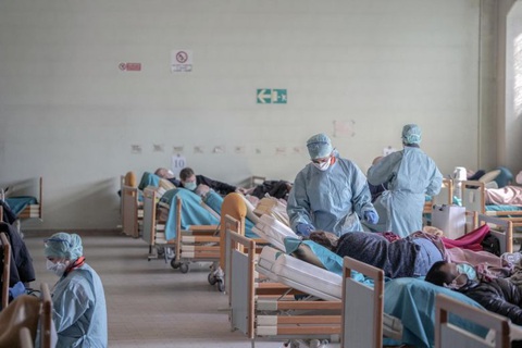 Vì sao có người không lây COVID-19 cho người khác nhưng có người siêu lây? - Ảnh 1. Vì sao có người không lây COVID-19 cho người khác nhưng có người siêu lây? - Ảnh 1.