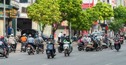 Hàng dài xe máy nối đuôi nhau đi ngược chiều trên đường phố Hà Nội - Ảnh 3. Hàng dài xe máy nối đuôi nhau đi ngược chiều trên đường phố Hà Nội - Ảnh 3.