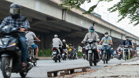 Hàng dài xe máy nối đuôi nhau đi ngược chiều trên đường phố Hà Nội - Ảnh 2. Hàng dài xe máy nối đuôi nhau đi ngược chiều trên đường phố Hà Nội - Ảnh 2.