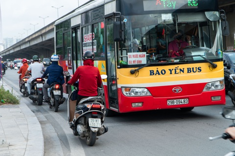 Hàng dài xe máy nối đuôi nhau đi ngược chiều trên đường phố Hà Nội - Ảnh 4. Hàng dài xe máy nối đuôi nhau đi ngược chiều trên đường phố Hà Nội - Ảnh 4.