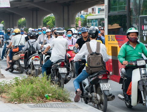 Hàng dài xe máy nối đuôi nhau đi ngược chiều trên đường phố Hà Nội - Ảnh 7. Hàng dài xe máy nối đuôi nhau đi ngược chiều trên đường phố Hà Nội - Ảnh 7.