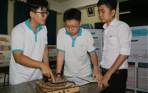 Giúp học sinh khiếm thị bắt ánh sáng - Ảnh 1. Giúp học sinh khiếm thị bắt ánh sáng - Ảnh 1.