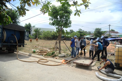 Nổ bình chứa hóa chất, nước chảy xuống cống gây mùi hôi khủng khiếp khiến dân bức xúc - Ảnh 3. Nổ bình chứa hóa chất, nước chảy xuống cống gây mùi hôi khủng khiếp khiến dân bức xúc - Ảnh 3.
