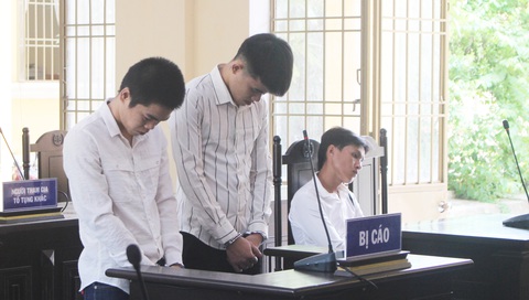 Rủ nhau chém ‘tình địch’ do ghen tuông, hai thanh niên lãnh án tù - Ảnh 1. Rủ nhau chém ‘tình địch’ do ghen tuông, hai thanh niên lãnh án tù - Ảnh 1.